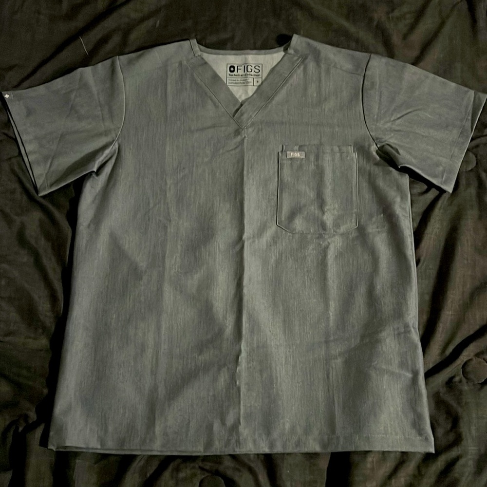 Figs Men’s Leon Two Pocket Scrub Top in size Small - Graphite